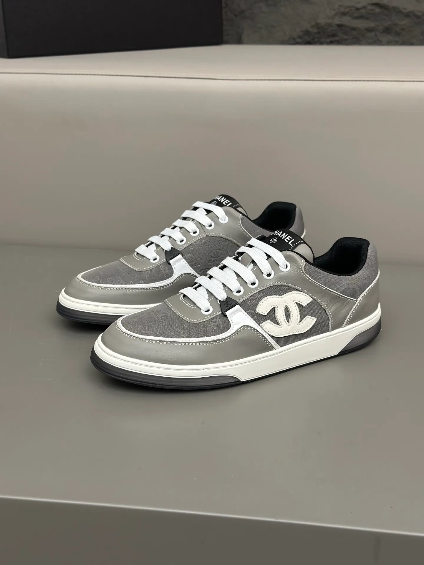 💰740 Chanel, 2024 spring new style / ♞size; 38~45 (38 45 customized) Men's Chanel sneakers, January's style premium is super serious, basically you can't buy it. The counter sister received this color and it happened to be in my men's size. I really didn't like it at first, but after I put it on, I found it to be very versatile. The same design of the diamond surface of the classic CF flap bag is very recognizable, and the double C The logo is not too high-profile. I love it. I recommend this one and you must try it on. You can’t tell how handsome it is by looking at the pictures.